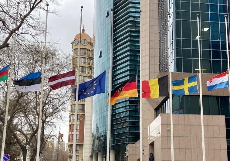 Ряд посольств европейских стран в Азербайджане приспустили флаги