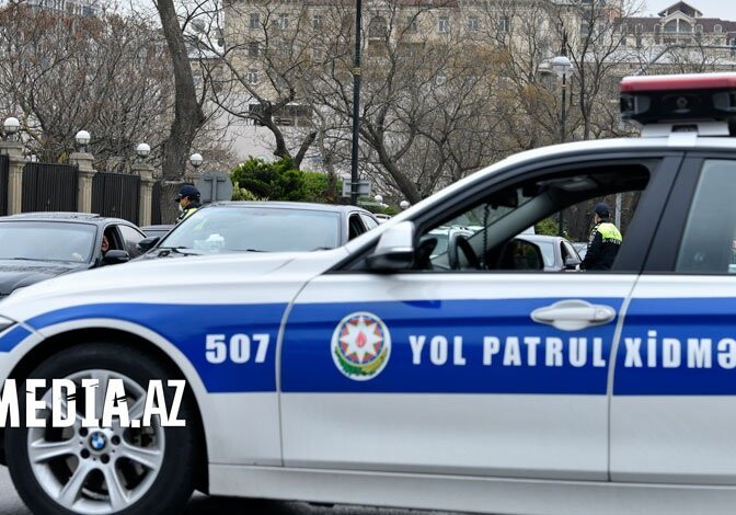 В Баку сотрудники дорожной полиции помогли таксисту отвезти в больницу беременную пассажирку (Видео)