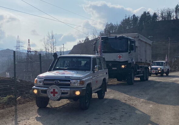 МККК приостановил гуманитарную деятельность по лачынской дороге