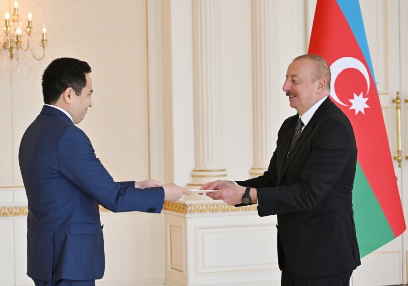 Ильхам Алиев принял верительные грамоты новоназначенного посла Казахстана в Азербайджане