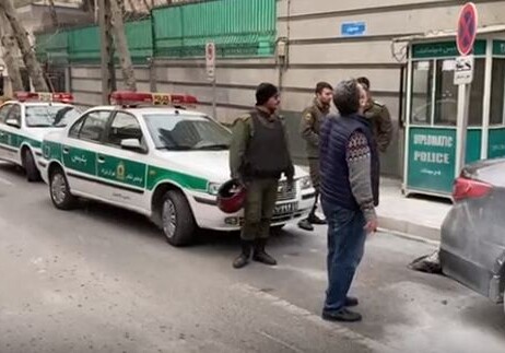 Очередное доказательство лжи иранской полиции - Террорист, нападавший на посольство Азербайджана, поздоровался с иранским полицейским? (Видео)
