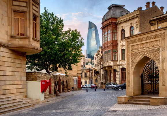 В Баку начались мониторинги в связи с незаконным вмешательством в облик памятников