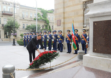 Президент Ильхам Алиев посетил памятник, возведенный в честь Азербайджанской Демократической Республики