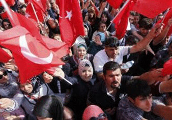 В Турции протестанты закидали полицию камнями и бутылками