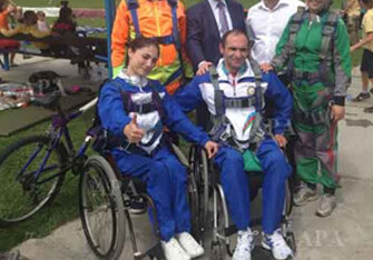 Азербайджанцы в инвалидных колясках совершили прыжок с высоты 4000 метров 