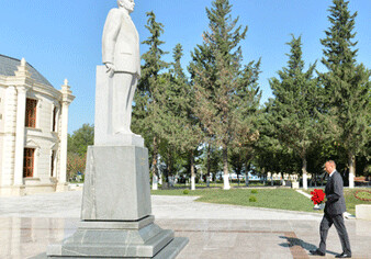 Глава государства посетил в Кюрдамире памятник общенациональному лидеру азербайджанского народа 