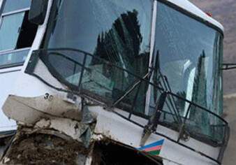 В Баку автобус с пассажирами врезался в стену
