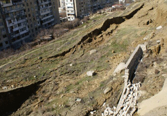 В Баку активировалась оползневая зона