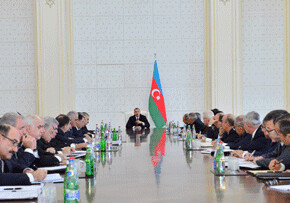 Под председательством Ильхама Алиева состоялось заседание правительства по итогам 9 месяцев 2013 года и предстоящим задачам 
