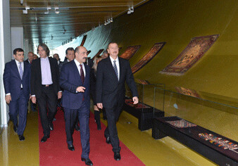 Президент Ильхам Алиев ознакомился с организацией оформления выставок в новом здании Музея ковра