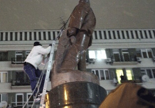 В Киеве снесли памятник Ленину