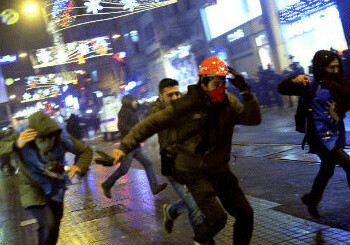 Полиция разогнала  демонстрации в Стамбуле и Анкаре