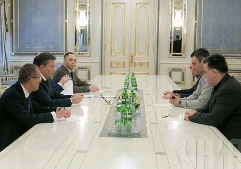 Янукович  и оппозиция договорились об отмене спорных законов