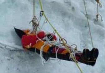 Сноубордист, упавший в трещину на Эльбрусе, найден живым