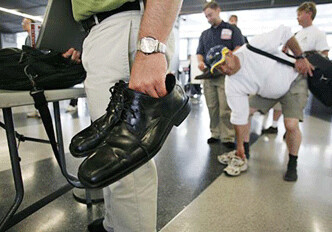 США предупредили авиакомпании о взрывчатке в обуви