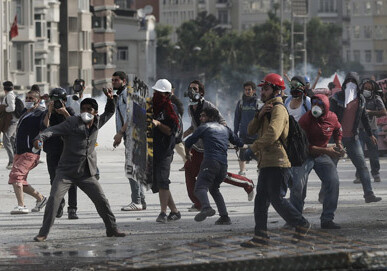 Полиция применила слезоточивый газ для разгона протестующих в Стамбуле