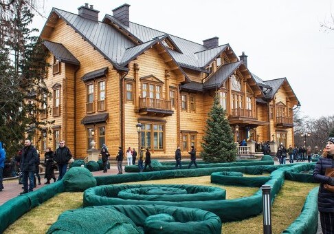 Резиденцию Януковича охраняют