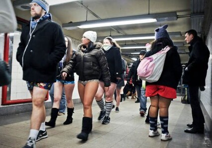 Своеобразная акция  молодежи: «Один день без брюк в метро»