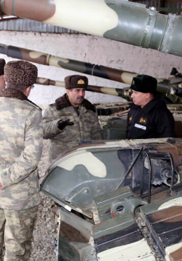 Министр обороны АР проверил боеготовность армии на линии фронта