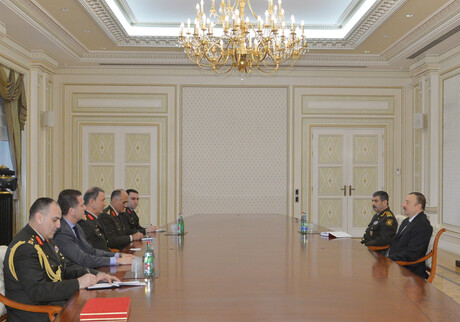 Ильхам Алиев принял делегацию во главе с командующим Сухопутными войсками Турции 