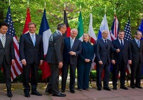 Лидеры западных стран приостанавливают членство России в G8