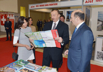 Президент Азербайджана и его супруга ознакомились с проводимой в Баку выставкой 
