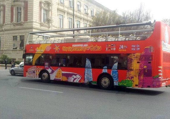 Двухэтажные прогулочные автобусы  - в Баку 