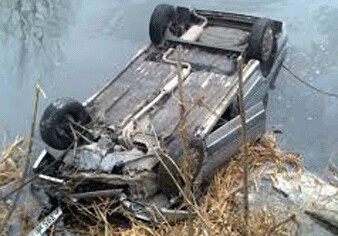 Автомобиль упал в канал, 3 человека погибли, 1 получил травмы-ДТП в Нахчыване