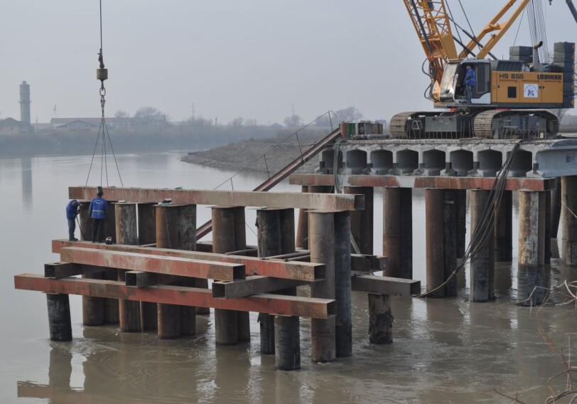 Готовится к сдаче новый мост через Куру (ФОТО)