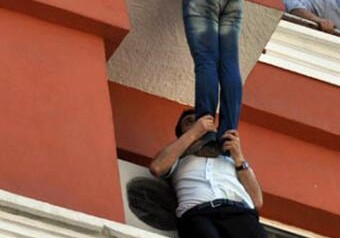 24-летняя девушка повисла на перилах балкона 7-го этажа-в Баку