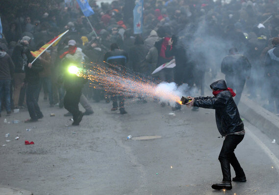 Столкновения между полицией и участниками первомайских шествий – в Стамбуле