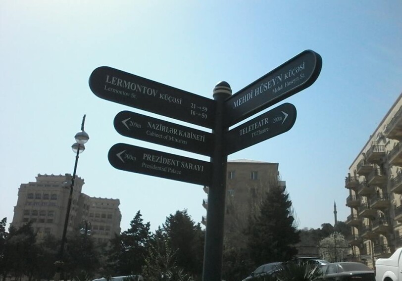 Новые дорожные указатели в центре Баку 