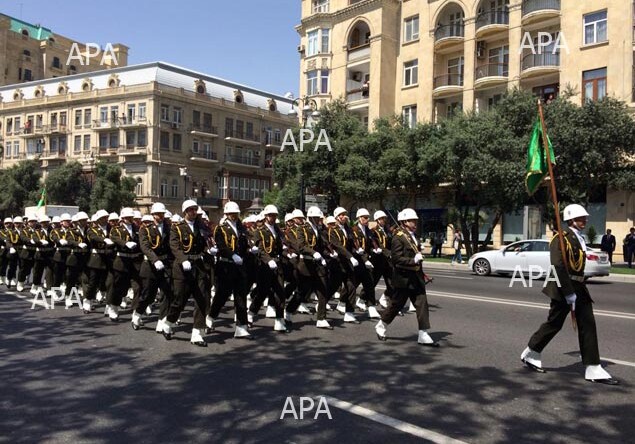 В Баку проходит военное шествие