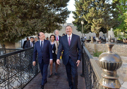 Президенты Азербайджана и Франции совершили прогулку по Ичеришехер, ознакомились  со строительством Французского лицея (ФОТО)