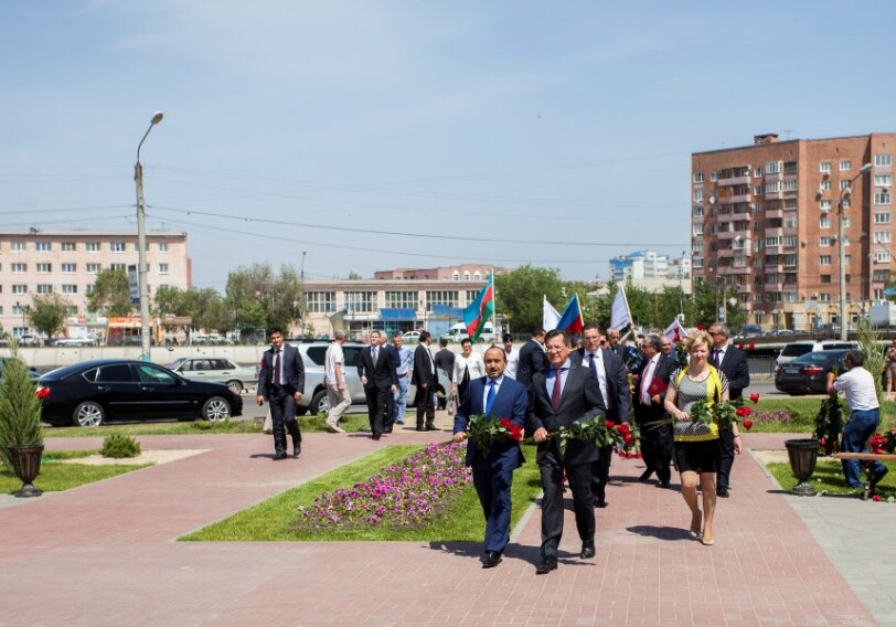 Азербайджанская делегация посетила памятник Гейдару Алиеву в Астрахани (Обновлено)