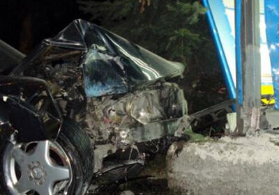 Автомобиль упал на фундамент новостройки, 1 человек погиб, 2 пострадали-в Баку