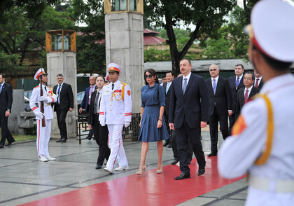 Ильхам Алиев посетил Мемориал павшим героям во Вьетнаме и мавзолей Хо Ши Мина  (ФОТО)