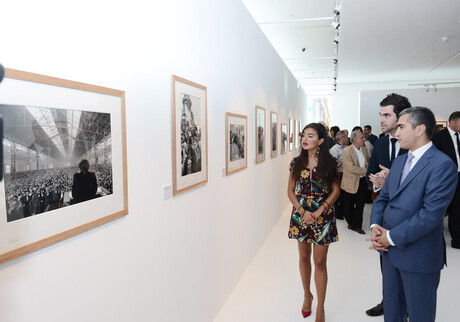 Вице-президент Фонда Г.Алиева Лейла Алива ознакомилась с персональной выставкой известного французского фотографа Анри Картье-Брессона (ФОТО)