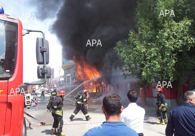 В Баку горит ресторан