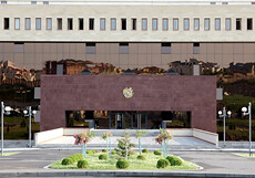 Напряжение Армении: Министр обороны Армении принял посла Каспршика 