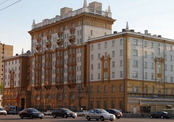 Посольство США в России забросали туалетной бумагой 