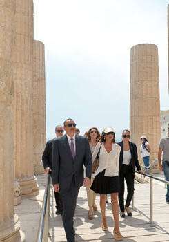 Президент Азербайджана Ильхам Алиев и первая леди посетили Афинский акрополь 