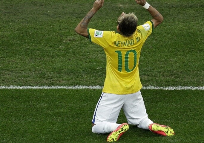 Футболист сборной Бразилии может быть наказан-за рекламу на резинке от трусов