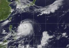 Мощный тайфун “Неогури“ надвигается на Японию
