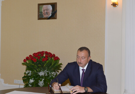 Президент Ильхам Алиев посетил посольство Грузии в АР