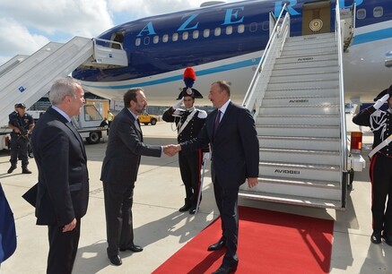 Президент И.Алиев посетил памятник поэту Низами Гянджеви в Риме