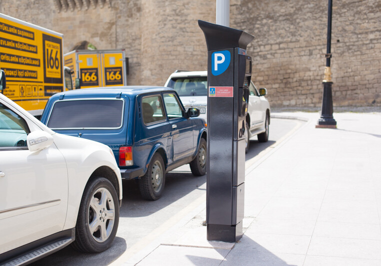 Стоимость парковки автомобилей в Баку-официально