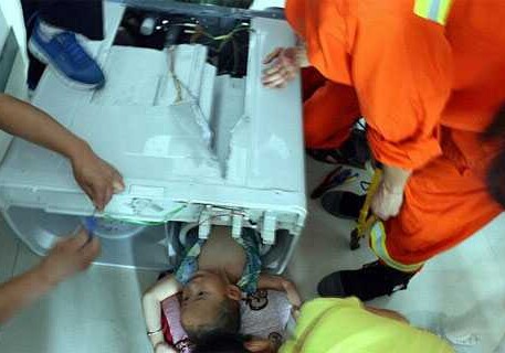 3-летний малыш застрял в стиральной машине (Фото-Видео)