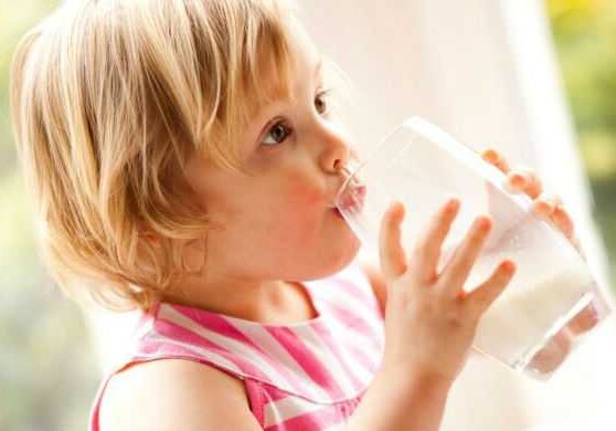 Ученые запретили поить детей рисовым молоком