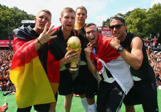 Сборная Германии по футболу повредила кубок чемпионов мира 